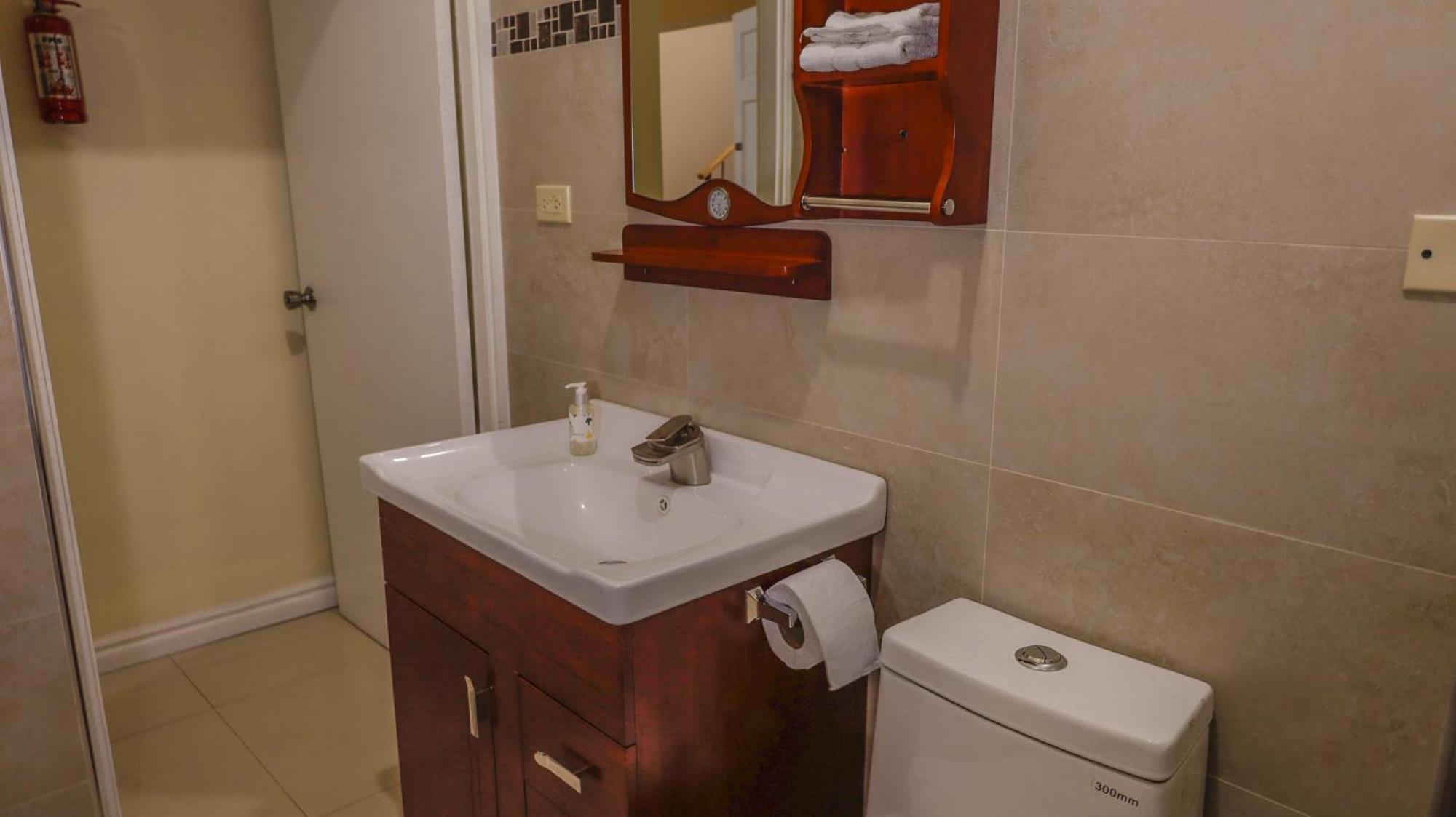 Ivs Bed And Breakfast Kingston Bagian luar foto